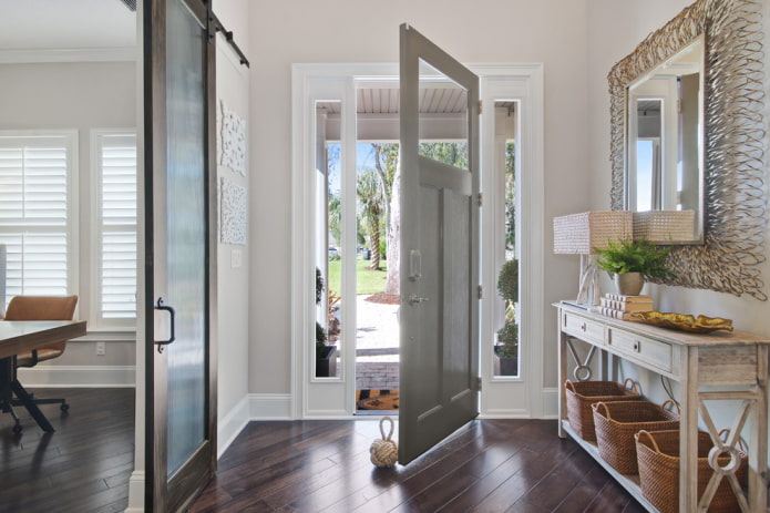 puerta gris con suelo wengué en el interior