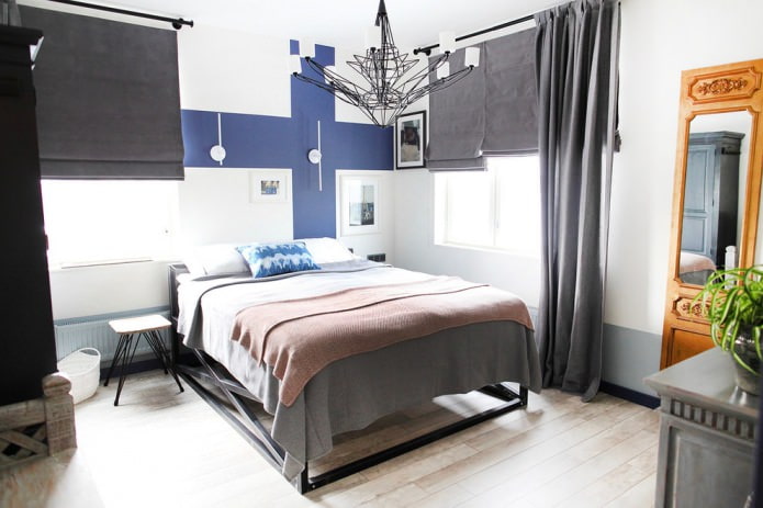 Combinación de cortinas rectas y romanas de lino gris