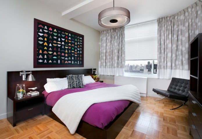 Cortinas grises y blancas en el dormitorio