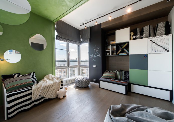 Cortinas grises romanas en la habitación infantil