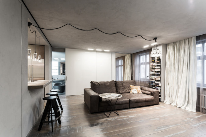 Sofá de cuero en el interior en estilo loft