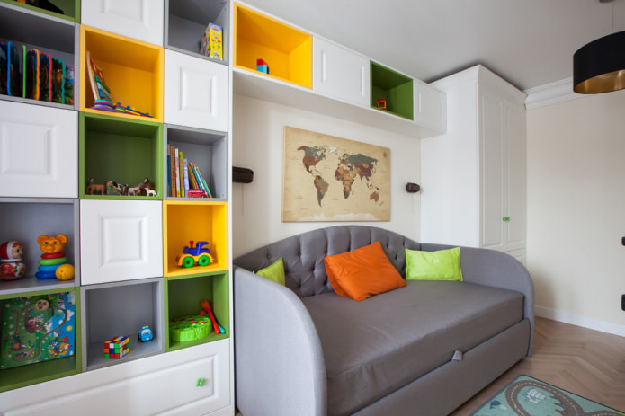otomana en la habitación infantil