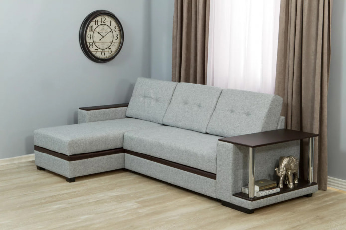sofa con mesa sobre reposabrazos