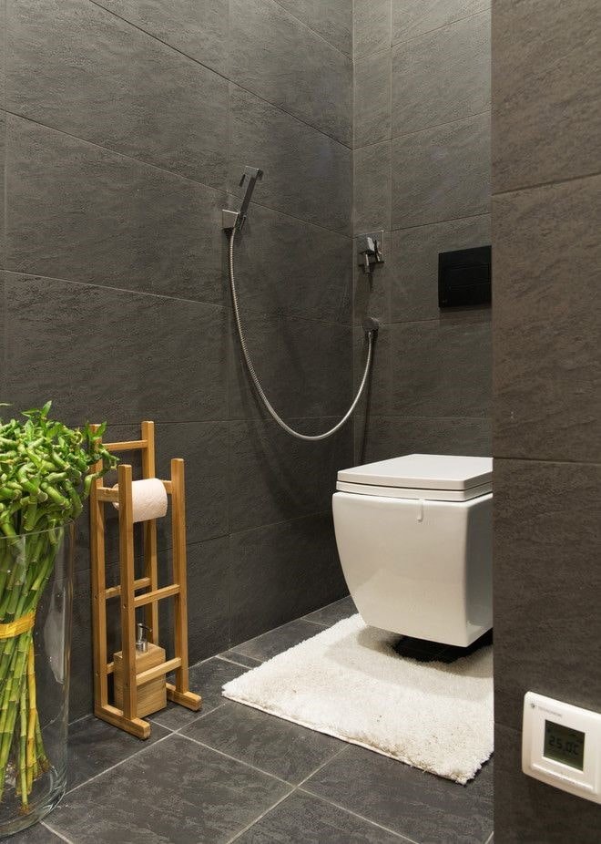 interior del baño en tonos grises