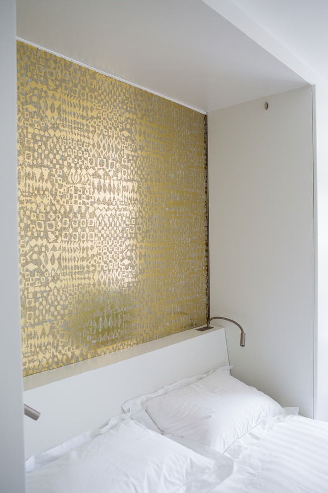 Papel pintado con hilos dorados en el interior