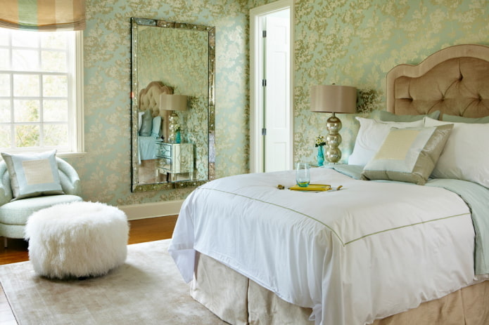 papel pintado de seda verde en el interior del dormitorio