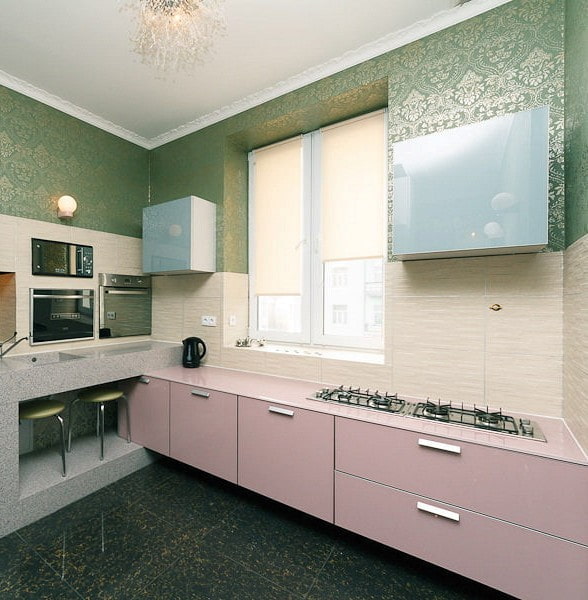 papel pintado de seda verde en el interior de la cocina