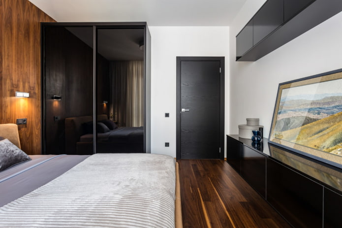 Armario corredero con fachada brillante en el interior del dormitorio