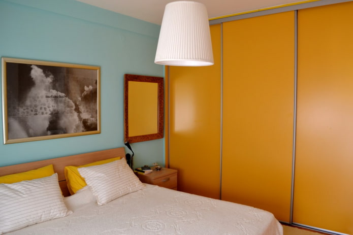Armario naranja en el interior de un dormitorio