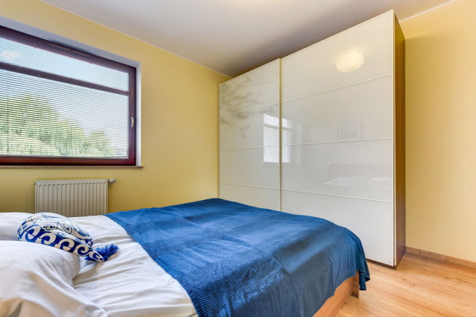 guardarropa en el interior del dormitorio