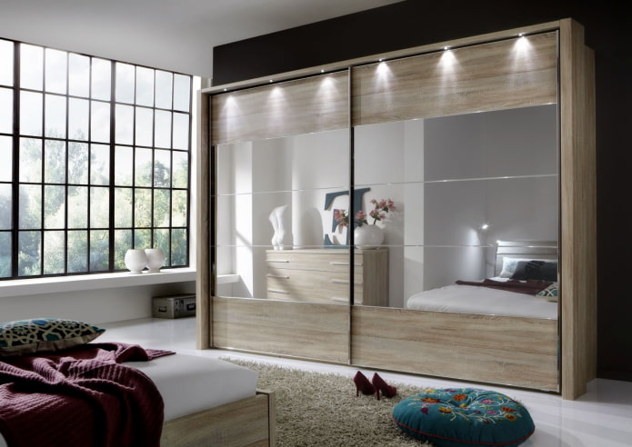un armario deslizante con iluminación en el interior del dormitorio