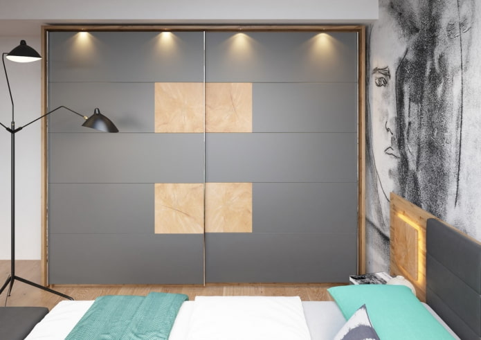 un armario deslizante con iluminación en el interior del dormitorio