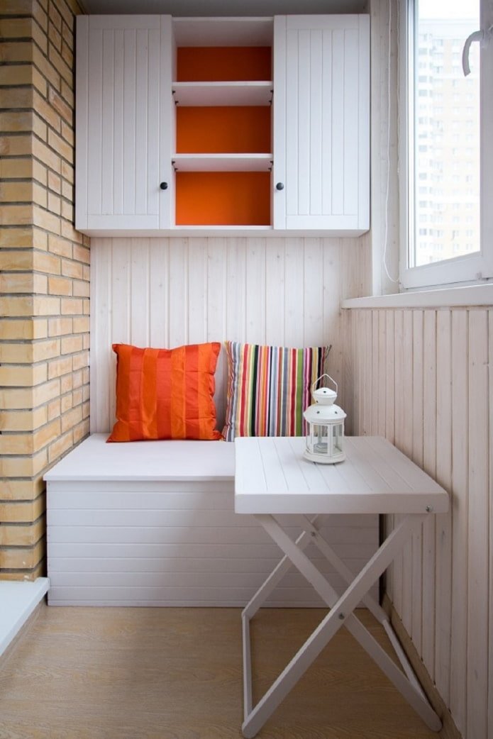 Armario de pared con asiento