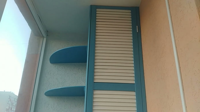 guardarropa con puertas de lamas