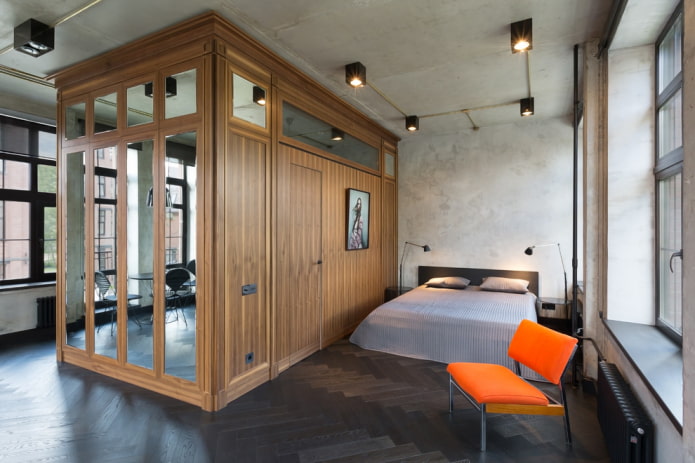 un armario en forma de partición en un interior de estilo loft