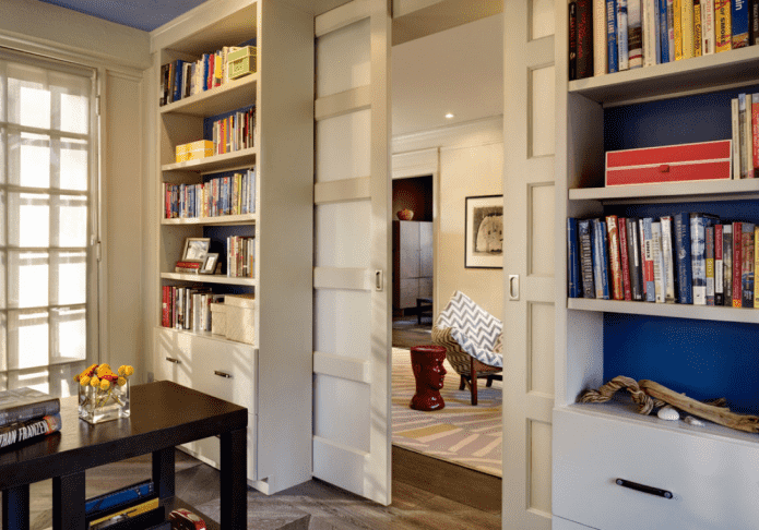 Armario con puerta a modo de separador interior