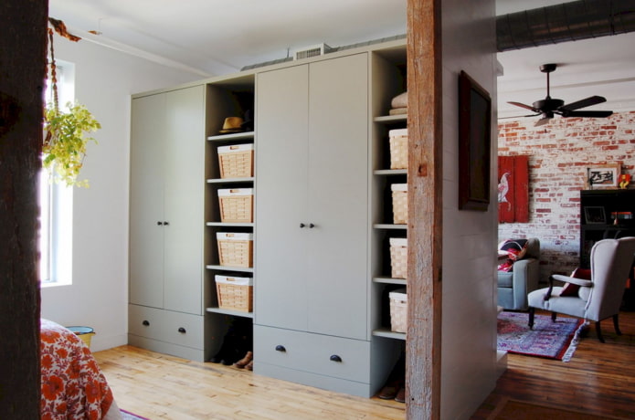 un armario en forma de partición en un interior de estilo loft