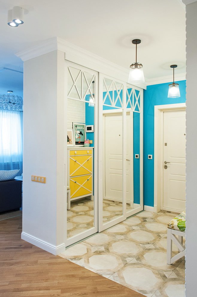un armario rectangular como tabique en el interior