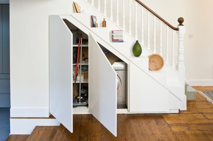 Armario para artículos del hogar debajo de la escalera en el interior