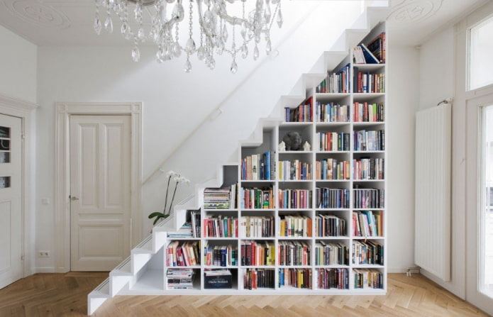 Librería bajo la escalera en el interior