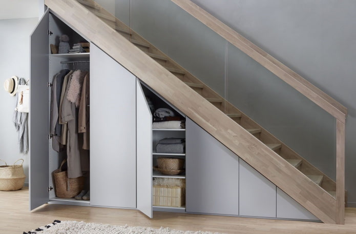 guardarropa con puertas batientes bajo la escalera