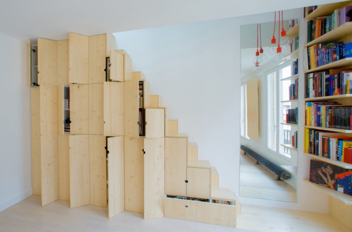 guardarropa con puertas batientes bajo la escalera
