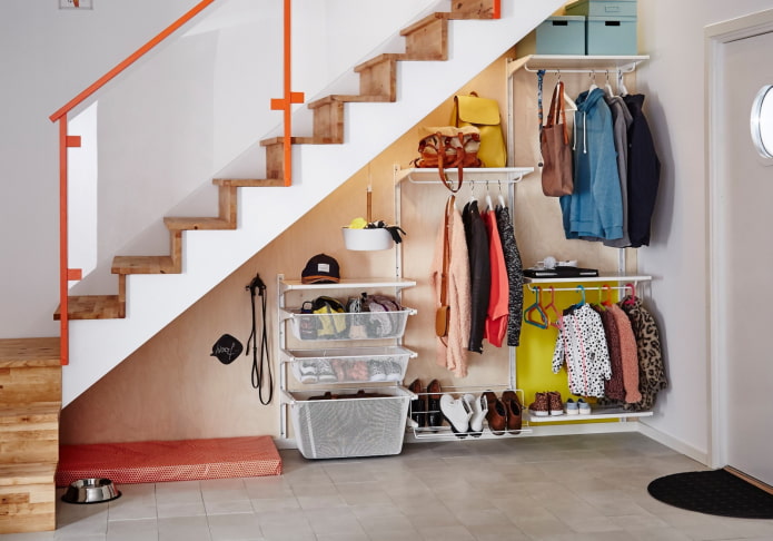 estantes debajo de las escaleras en el interior