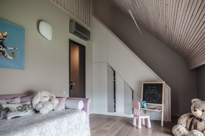 Armario bajo la escalera en una casa particular