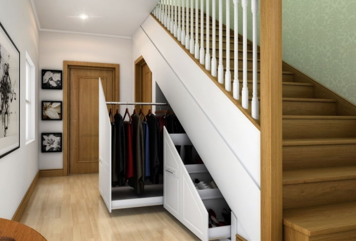 armario debajo de la escalera en el interior 

<p>Un bar de vinos en forma de estante con compartimentos y estantes para botellas se puede colocar perfectamente debajo de la escalera, ubicada en el comedor o la sala de estar. En la cocina, se puede equipar un juego de muebles, y en el pasillo, el espacio bajo los escalones se puede ocupar con una percha, zapateros o pequeños compartimentos para guantes, llaves y paraguas. La foto muestra el interior del salón con una estantería abierta bajo las escaleras. <img decoding=