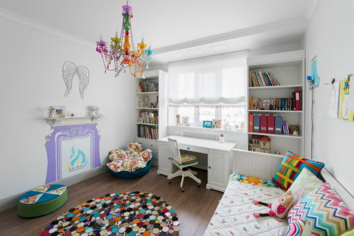 guardarropa cerca de la ventana en el interior de la habitación infantil