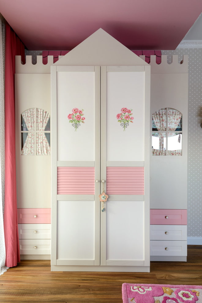 Armario en forma de casa en el interior de la habitación infantil