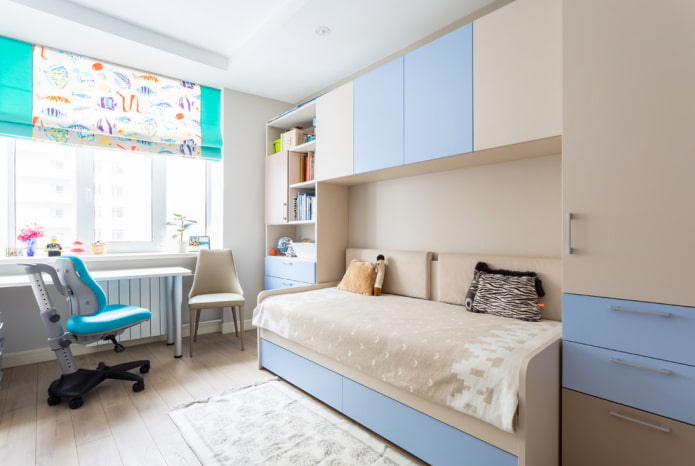 guardarropa sobre la cama en el interior de la habitación infantil