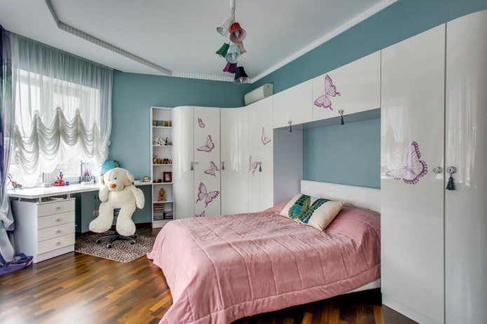 Armario de plástico en el interior de la habitación infantil