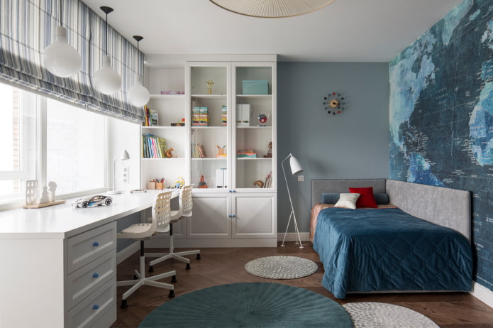 Armario blanco en el interior de la habitación infantil