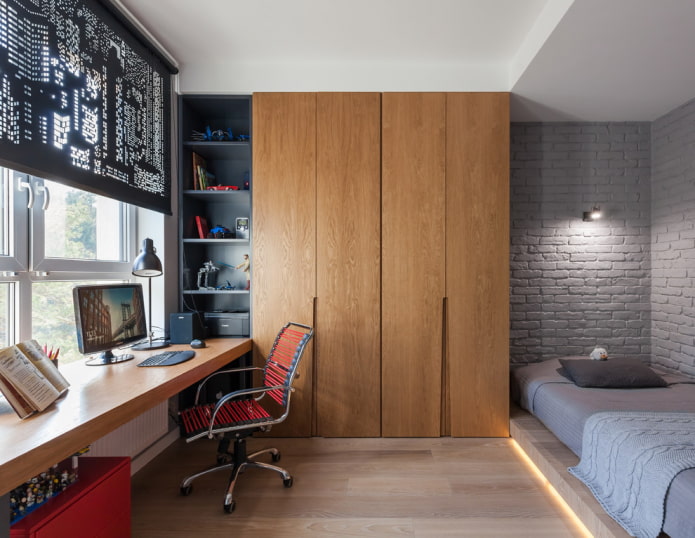 Armario de madera en el interior de la habitación infantil
