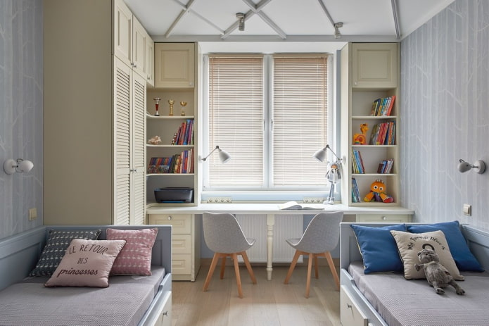 guardarropa cerca de la ventana en el interior de la habitación infantil