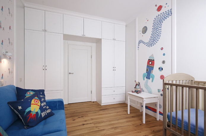 guardarropa en la puerta en el interior de la habitación infantil