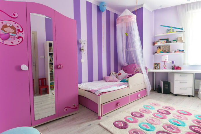 Armario rosa en una habitación infantil