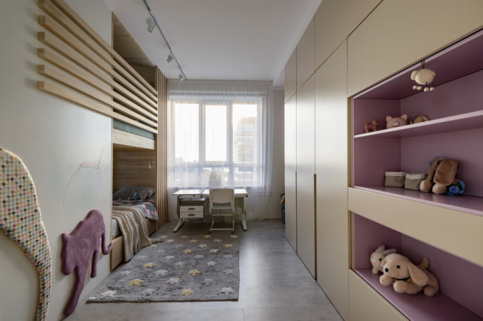 Armario esquinero en toda la pared en el interior de la habitación infantil