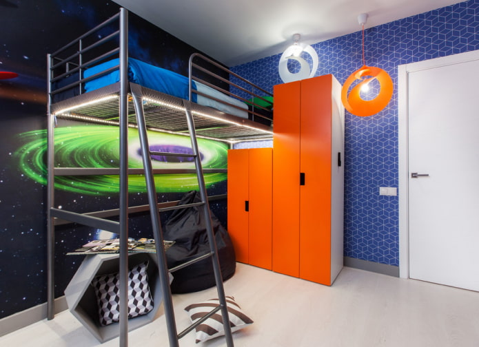 Armario naranja en una habitación infantil
