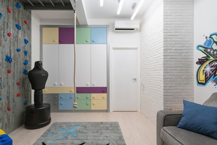 guardarropa en un nicho en el interior de una habitación infantil