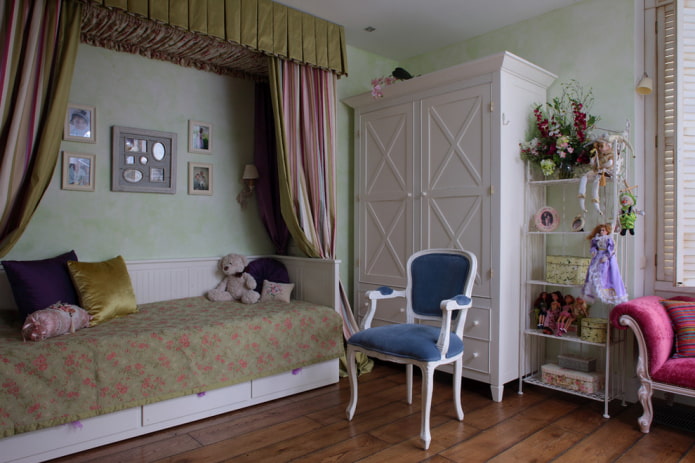 Armario en el interior de una habitación infantil de estilo provenzal