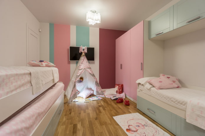 guardarropa en el interior de una habitación infantil para niñas