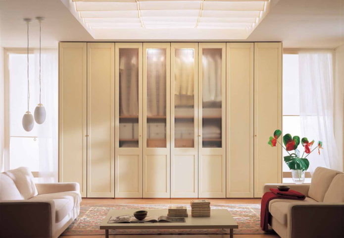 Armario con puertas batientes en el interior del recibidor
