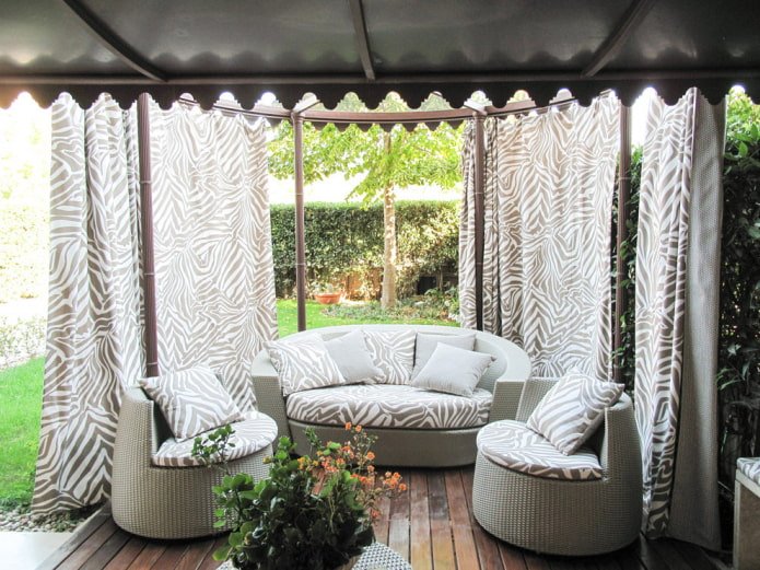 Terraza decorada con cortinas clásicas