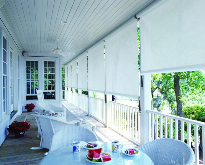 veranda con persianas enrollables blancas