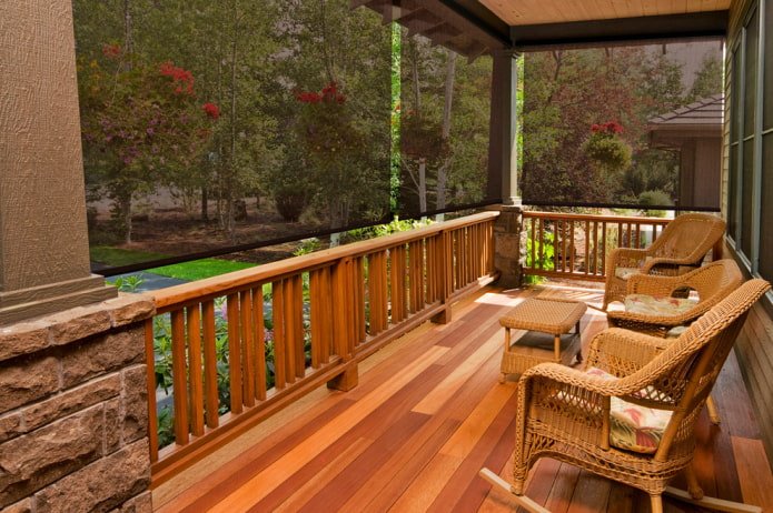 Veranda con persianas transparentes