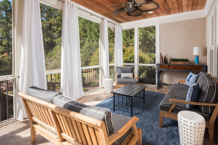 veranda decorada con cortinas
