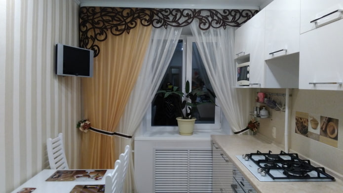 tul con lambrequín en la cocina