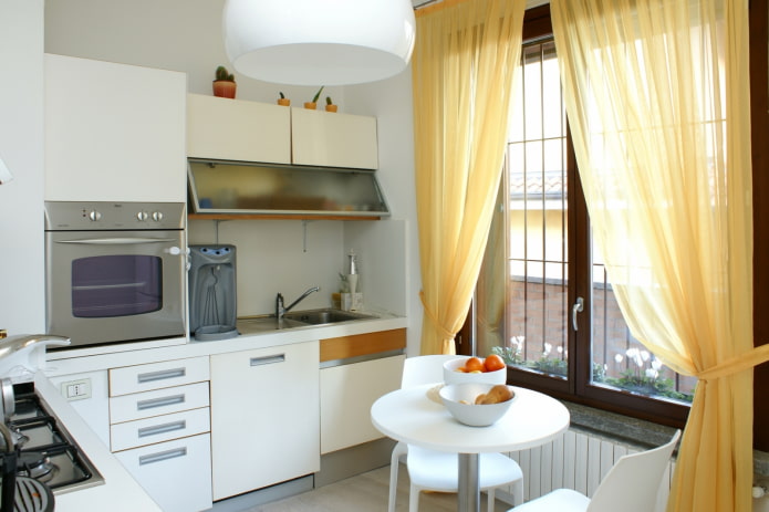 cocina pequeña con cortinas